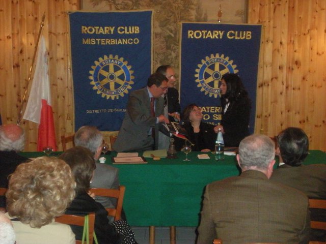 conviviale 17 aprile 2009/consegna omaggio.jpg